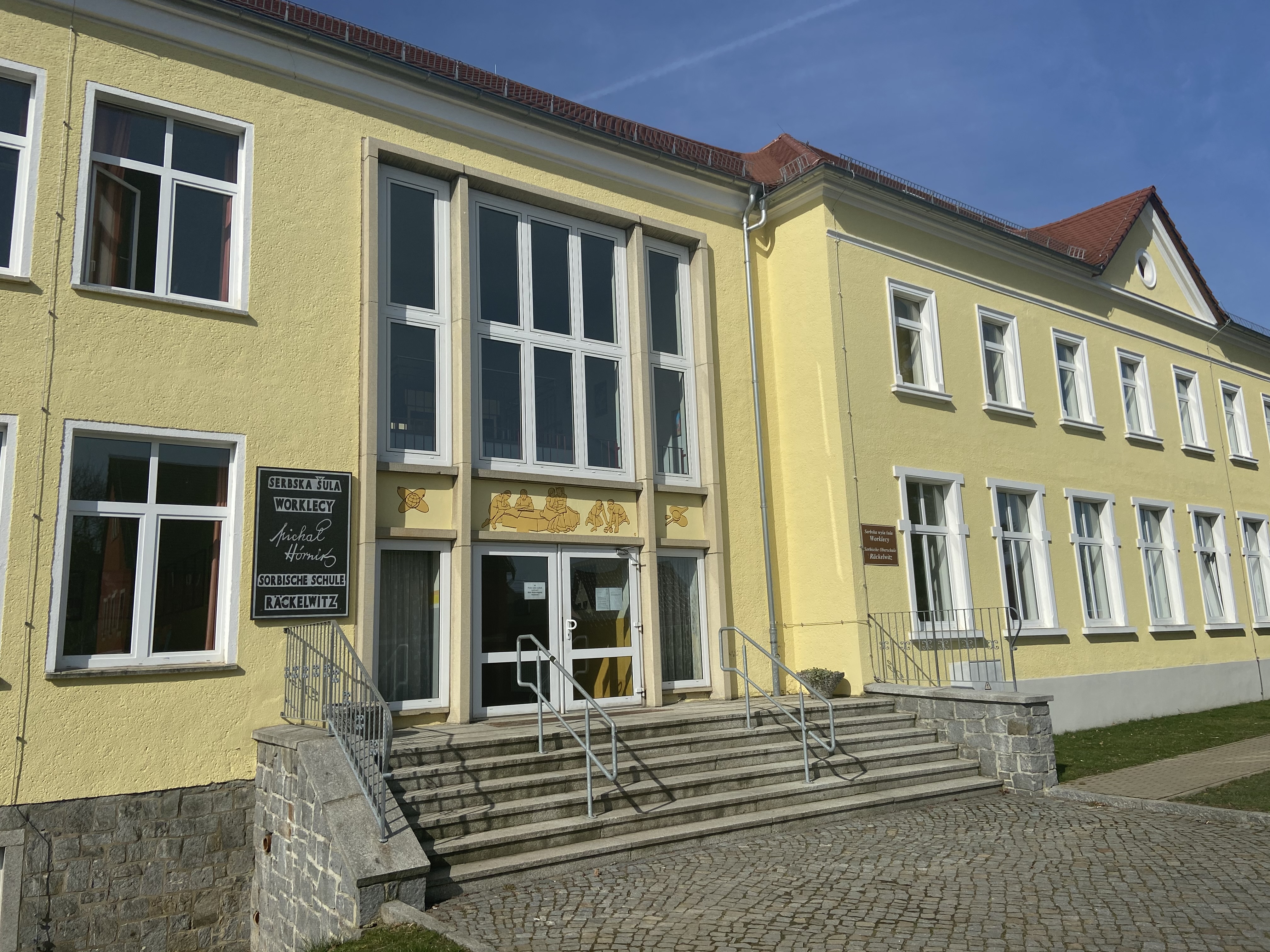 Der Eingang der sorbischen Oberschule in Räckelwitz